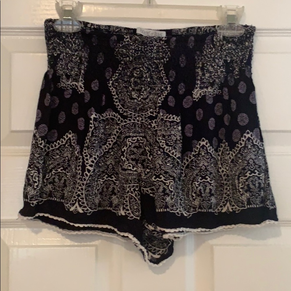 Lose fitted high waisted shorts